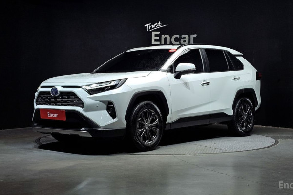 2023 Toyota RAV4 с пробегом 3 863 км