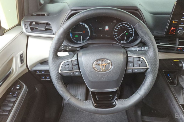 2023 Toyota Sienna с пробегом 27 963 км