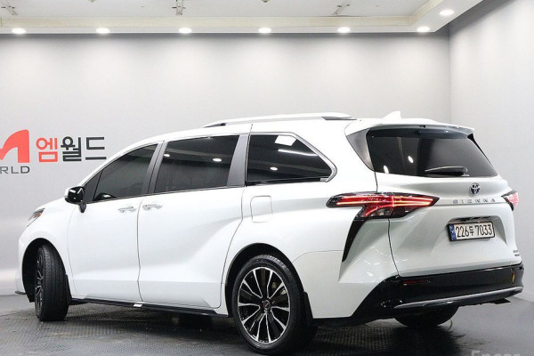 2023 Toyota Sienna с пробегом 33 945 км