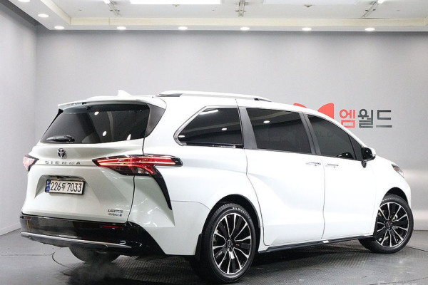 2023 Toyota Sienna с пробегом 33 945 км