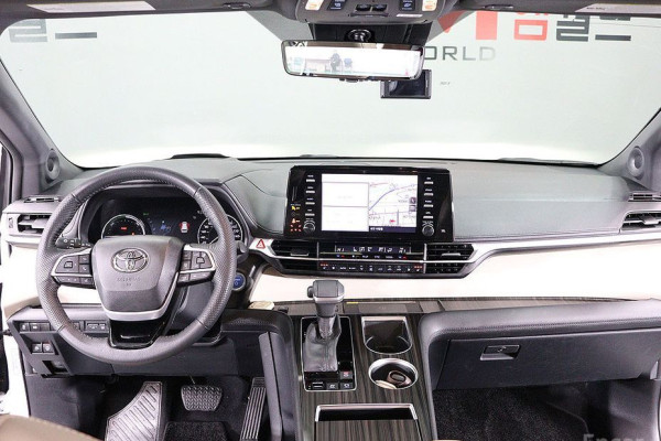 2023 Toyota Sienna с пробегом 33 945 км