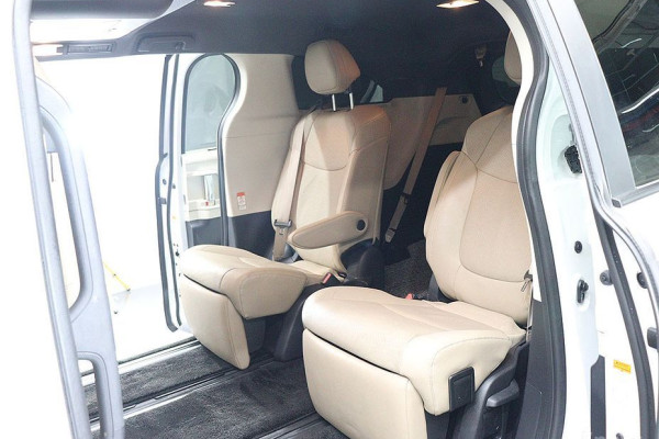 2023 Toyota Sienna с пробегом 33 945 км