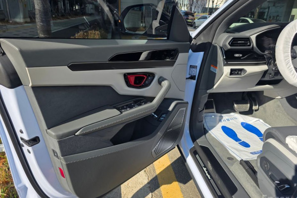 2025 Lamborghini Urus с пробегом 10 км