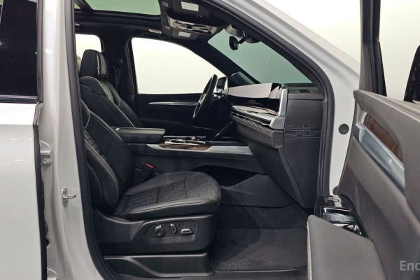 2025 Cadillac Escalade с пробегом 6 250 км