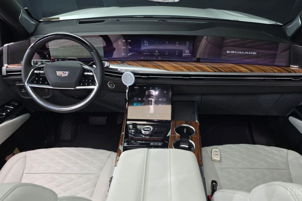2025 Cadillac Escalade с пробегом 1 974 км