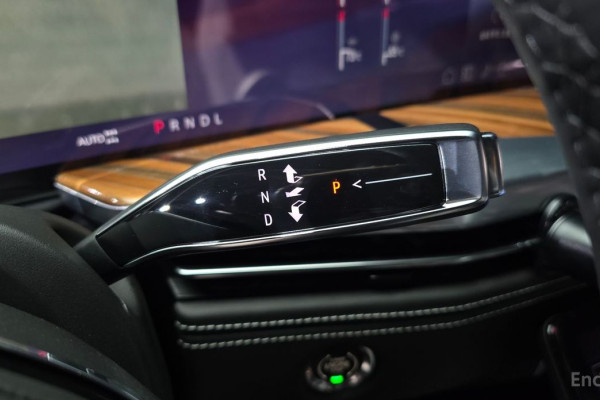 2025 Cadillac Escalade с пробегом 1 974 км