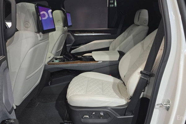 2025 Cadillac Escalade с пробегом 1 974 км