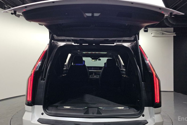 2025 Cadillac Escalade с пробегом 6 250 км