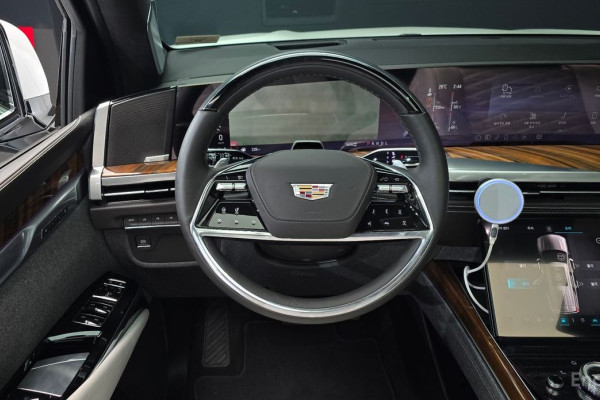 2025 Cadillac Escalade с пробегом 1 974 км