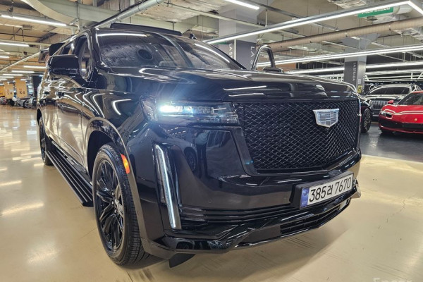 2023 Cadillac Escalade с пробегом 16 556 км