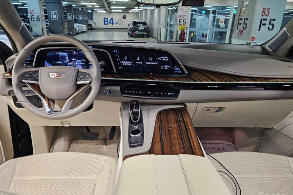 2023 Cadillac Escalade с пробегом 16 556 км