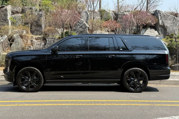 2025 Cadillac Escalade с пробегом 5 100 км