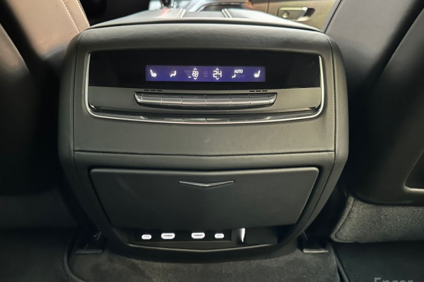 2023 Cadillac Escalade с пробегом 5 300 км