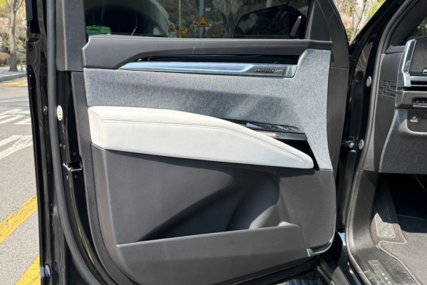 2025 Cadillac Escalade с пробегом 5 100 км