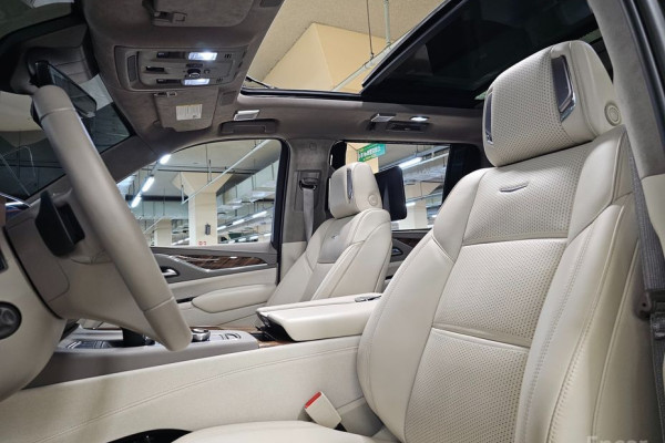 2023 Cadillac Escalade с пробегом 16 556 км