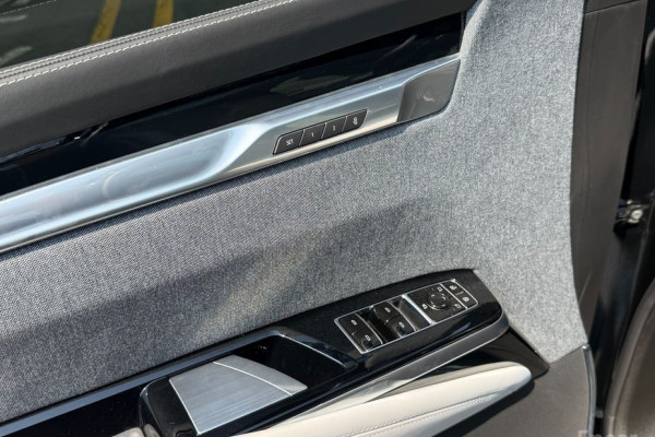 2025 Cadillac Escalade с пробегом 5 100 км