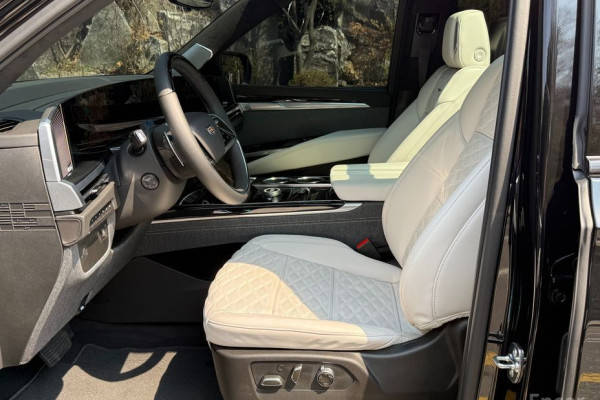 2025 Cadillac Escalade с пробегом 5 100 км