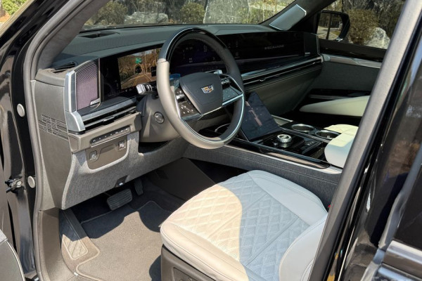 2025 Cadillac Escalade с пробегом 5 100 км