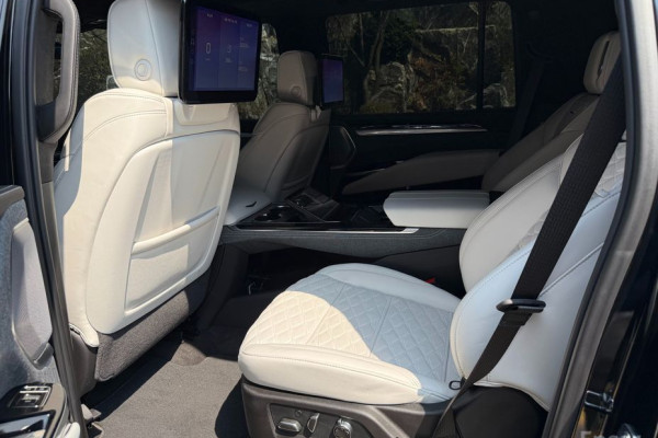 2025 Cadillac Escalade с пробегом 5 100 км