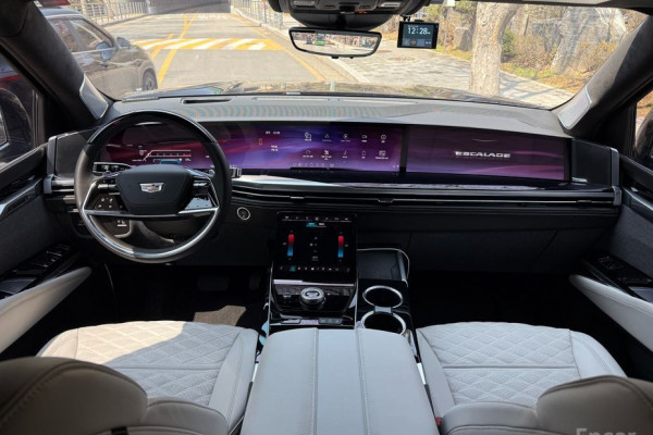 2025 Cadillac Escalade с пробегом 5 100 км