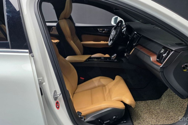 2023 Volvo S60 с пробегом 120 855 км