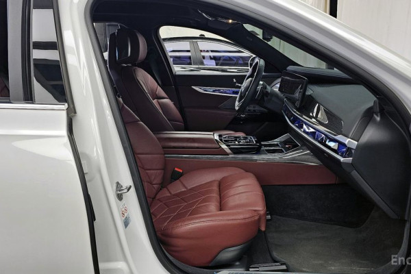 2023 BMW 7 серии с пробегом 27 393 км