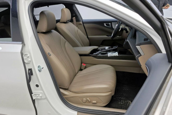 2023 Kia K8 с пробегом 15 940 км