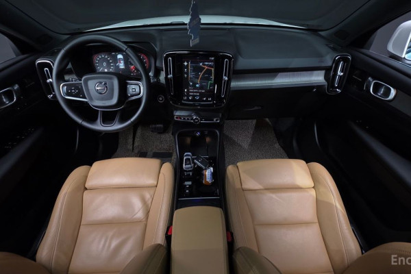 2020 Volvo XC40 с пробегом 34 569 км