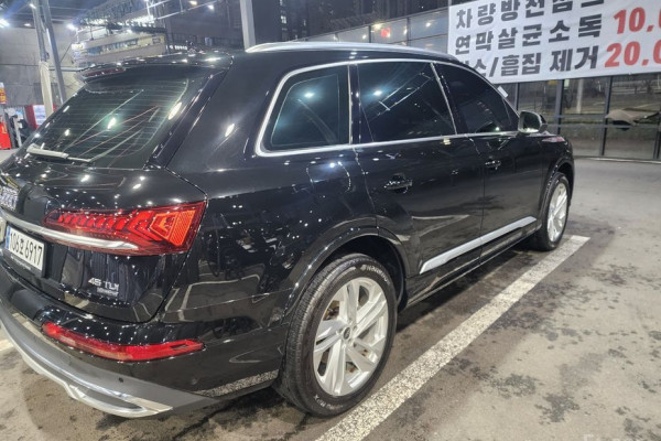 2023 Audi Q7 с пробегом 45 500 км