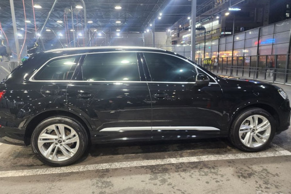 2023 Audi Q7 с пробегом 45 500 км