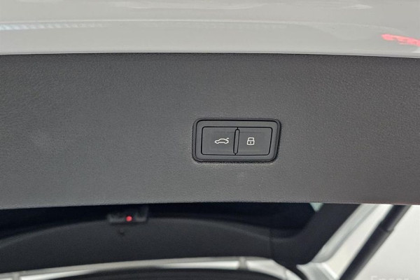 2023 Audi Q8 с пробегом 48 123 км