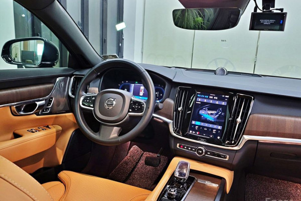 2023 Volvo S90 с пробегом 43 000 км