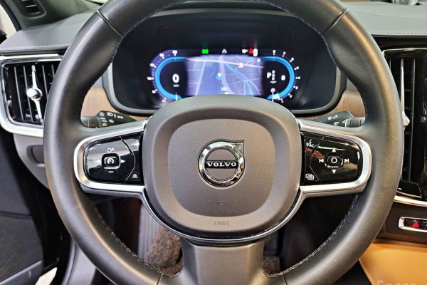 2023 Volvo S90 с пробегом 43 000 км