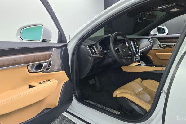 2023 Volvo S90 с пробегом 27 426 км
