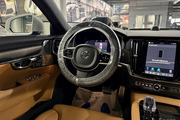 2022 Volvo S90 с пробегом 26 545 км