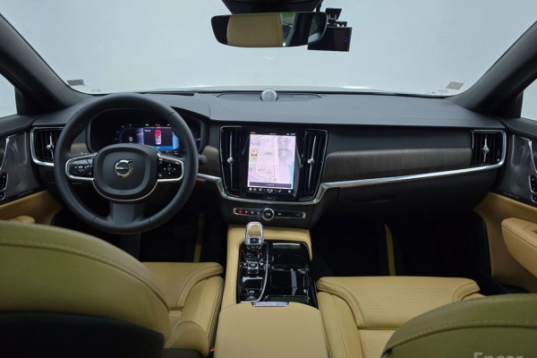 2023 Volvo S90 с пробегом 24 609 км