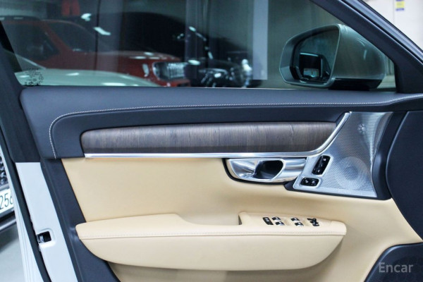 2021 Volvo S90 с пробегом 42 000 км