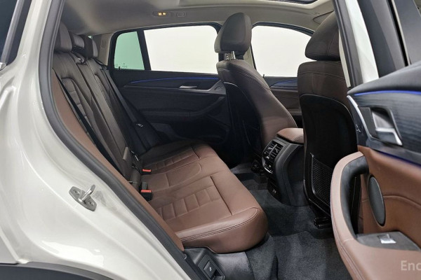 2025 BMW X4 с пробегом 4 671 км