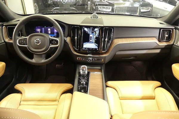 2022 Volvo XC60 с пробегом 48 636 км