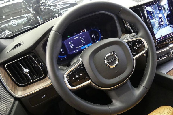 2022 Volvo XC60 с пробегом 48 636 км