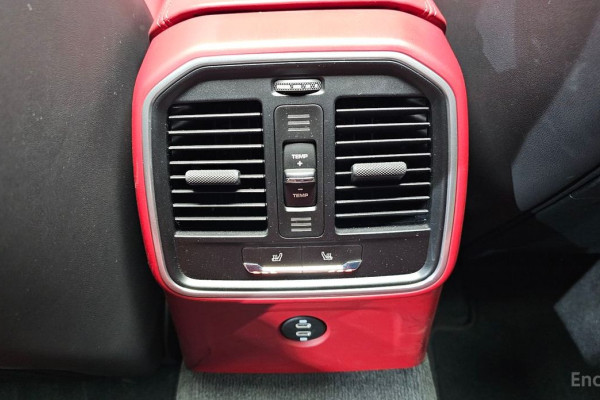 2023 Porsche Macan с пробегом 28 953 км