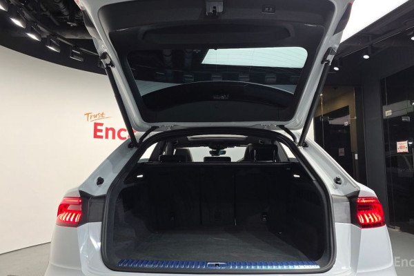 2023 Audi Q8 с пробегом 32 759 км