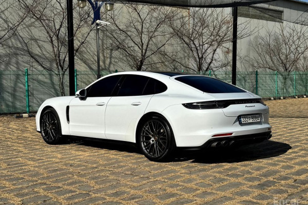 2022 Porsche Panamera с пробегом 30 000 км