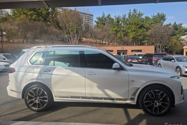2025 BMW X7 с пробегом 7 977 км