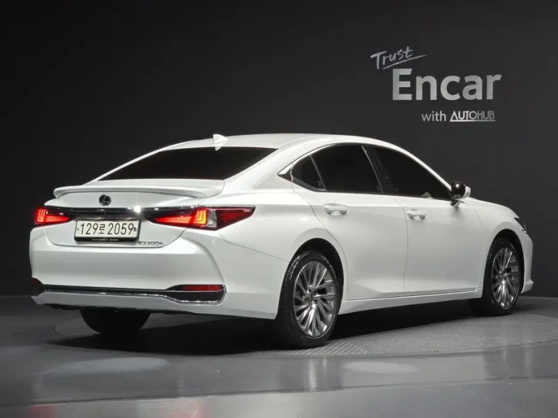 2022 Lexus ES с пробегом 60 536 км