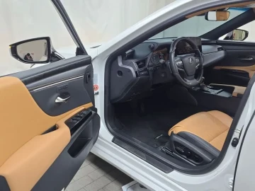 2022 Lexus ES с пробегом 60 536 км