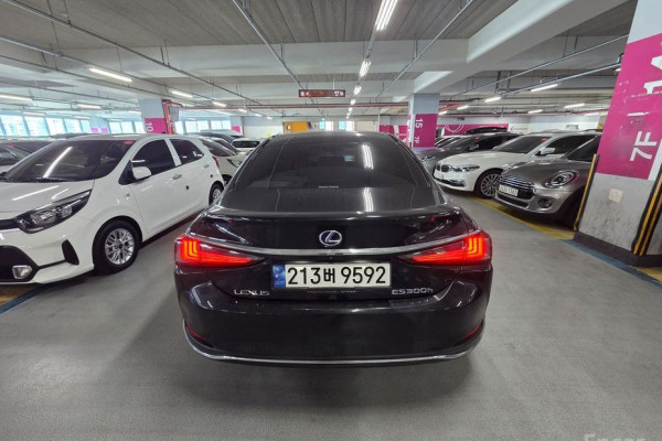 2022 Lexus ES с пробегом 96 620 км