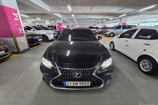 2022 Lexus ES с пробегом 96 620 км