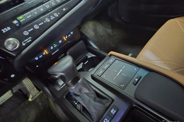 2022 Lexus ES с пробегом 96 620 км