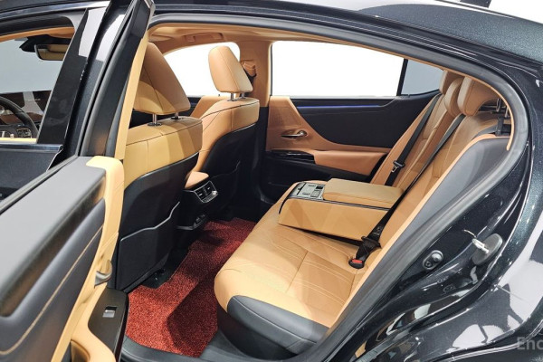 2023 Lexus ES с пробегом 72 334 км